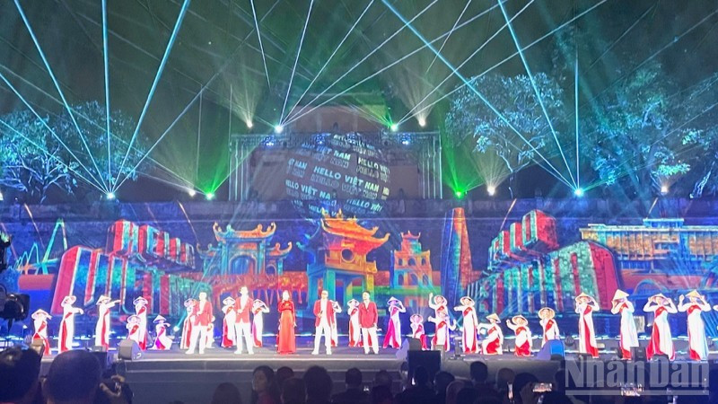 하노이에서 열린 제1회 세계문화축제의 폐막 공연.