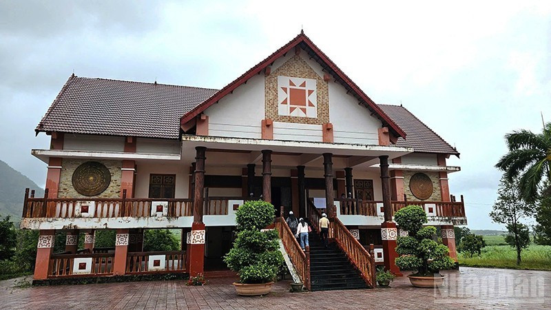 스토르 옛 혁명 마을을 찾는 방문객들에게 주요 명소 중 하나로 꼽히는 누프 영웅 기념관.