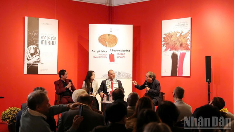 시인 응우옌 꽝 티에우와 무라드 사다니가 두 권의 책에 대해 시인 흐우 비엣의 진행으로 토론하고 있다. (사진: Khieu Minh)