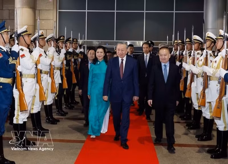 또 럼 베트남 공산당 중앙위원회 서기장 겸 국가주석 내외 환송식이 베이징 서부 기차역에서 열렸다. (사진: VNA)