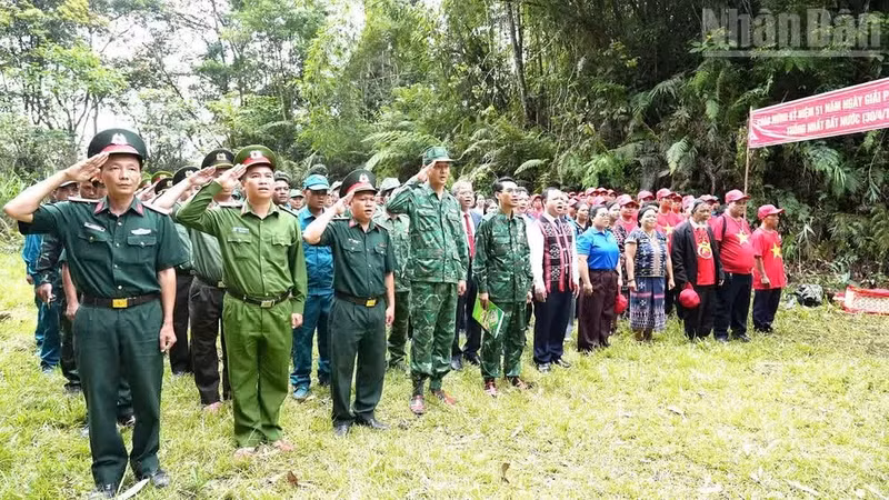 지역 지도자와 공무원, 군 관계자, 마을 원로, 존경받는 지역 인사 및 당 세포 서기들이 678번 국경 표지석 앞에서 국기 게양식을 거행했다.