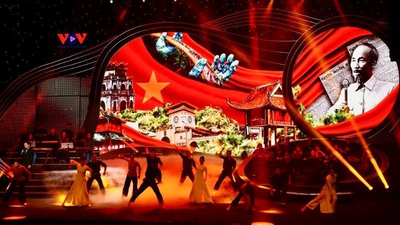 예술 프로그램 '당과 함께, 전심으로 신뢰와 사랑을' 은 제14차 전국당대회를 기념하기 위해 개최됐다. (사진: VOV)