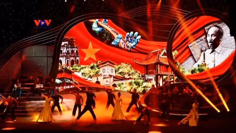 예술 프로그램 '당과 함께, 전심으로 신뢰와 사랑을' 은 제14차 전국당대회를 기념하기 위해 개최됐다. (사진: VOV)