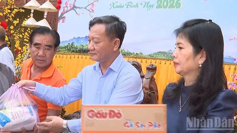 응우옌 민 땀 대사 내외가 행사에서 선물을 전달하고 있다. (사진: 주이 또안)