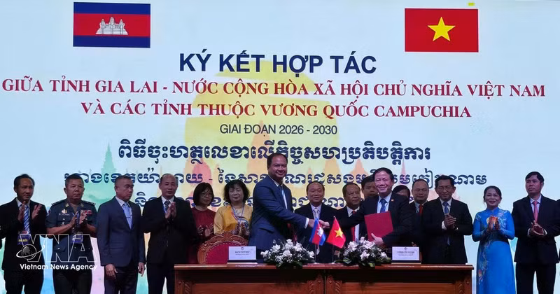 자라이성 인민위원회 팜안뚜언 위원장이 프레아비히어 주지사에게 서명된 협력 문건을 전달하고 있다. (사진: VNA)