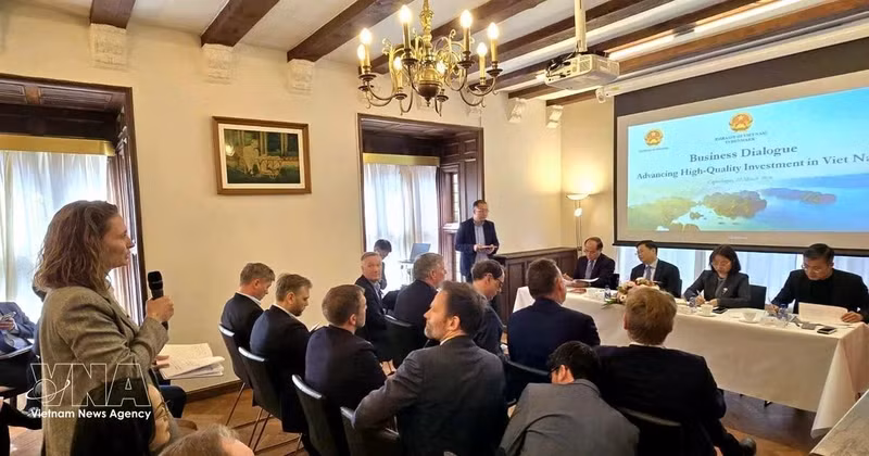 덴마크 기업 대표가 대화에서 발언하고 있다. (사진: 베트남통신사 제공)