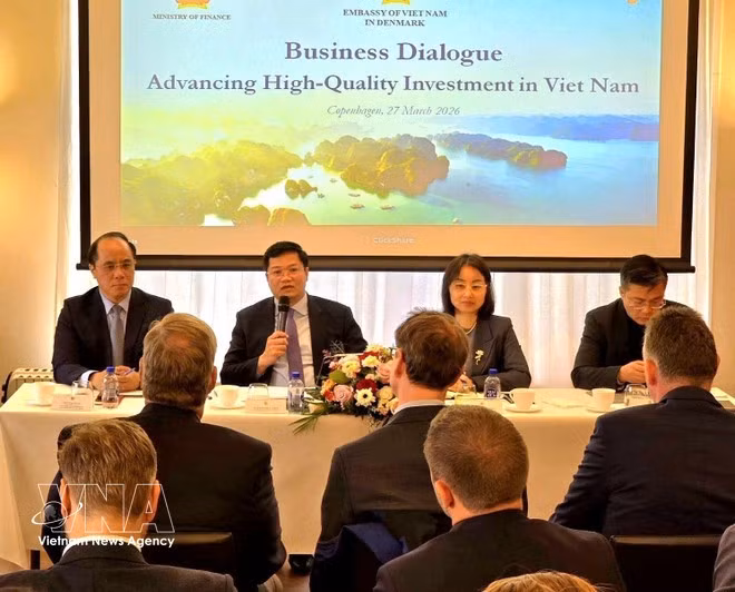 응우옌 득 탐 재무부 차관이 대화에서 질문에 답변하고 있다. (사진: VNA 제공)