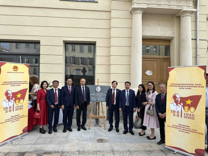 딘 또안 탕 프랑스 주재 베트남 대사(왼쪽 네 번째)가 남부 항구 도시 마르세유에서 열린 호찌민 주석 기념 명판 복원식에 참석하고 있다. (사진: VNA)