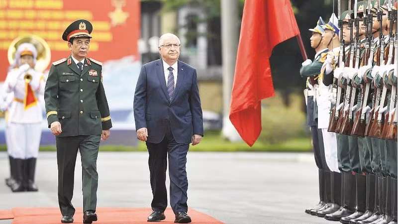 판반장 베트남 국방장관과 야샤르 귤레르 터키 국방부 장관이 의장대를 사열하고 있다. (사진: THE DAI)