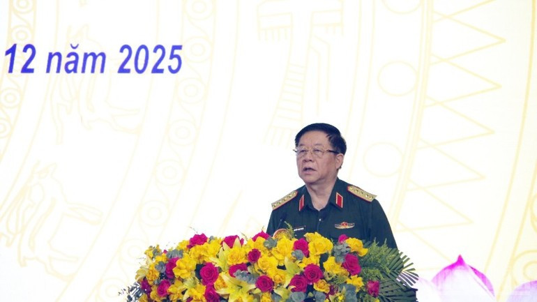 응우옌 쫑 응이아 장군이 자라이성 회의에서 발언하고 있다.