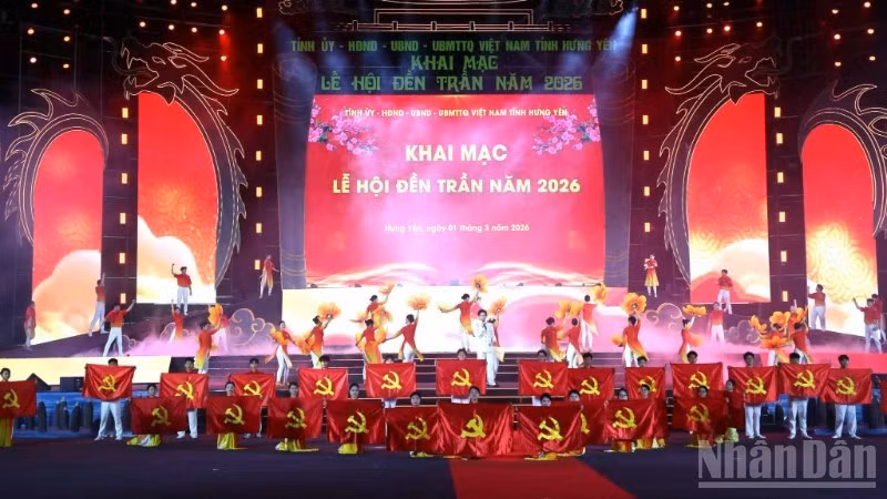 민족 문화적 정체성이 드러나는 쩐왕조 사원 축제의 개막 공연 