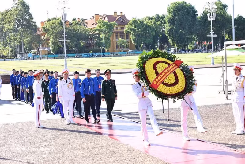 제13차 호찌민 공산 청년단 전국대표대회 대표단이 24일 하노이의 호찌민 주석 묘소에 헌화, 참배하고 있다. (사진: VNA)