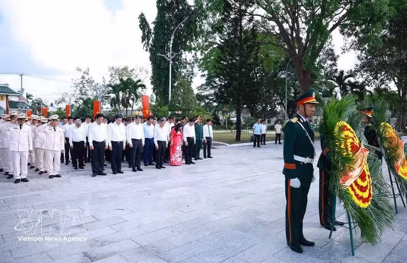 레 민 흥 총리와 대표단이 껀터시 순국선열묘역에서 헌화 및 분향을 하고 있다. (사진: VNA)