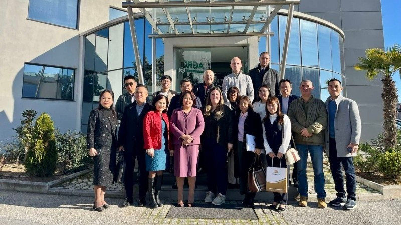 팜 티 투 흐엉 대사와 대사관 관계자들, 그리고 그리스 기업 대표들이 네트워킹 행사에 참석하고 있다. (사진: 주 그리스 베트남 대사관)