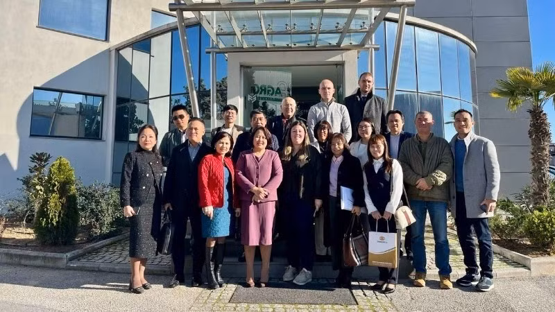 팜 티 투 흐엉 대사와 대사관 관계자들, 그리고 그리스 기업 대표들이 네트워킹 행사에 참석하고 있다. (사진: 주 그리스 베트남 대사관)