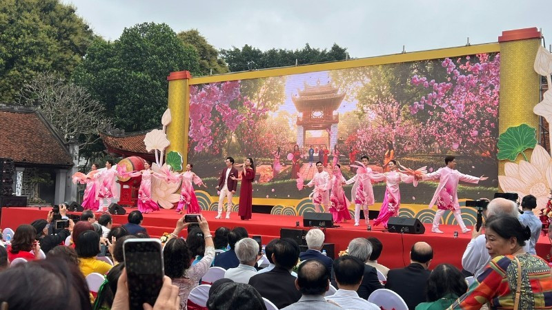 많은 작가와 예술가, 그리고 시를 사랑하는 이들이 모인 행사 현장.