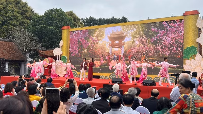 많은 작가와 예술가, 그리고 시를 사랑하는 이들이 모인 행사 현장.