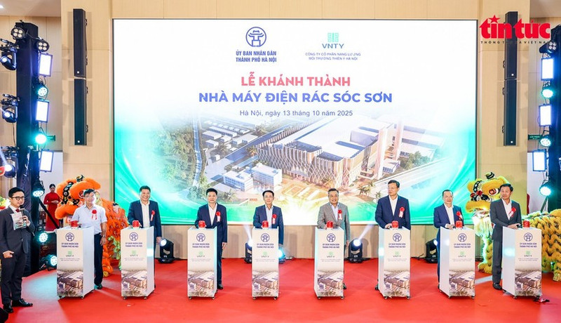 대표단이 속선 폐기물 에너지화 발전소의 준공을 알리는 버튼을 누르고 있다. (사진: VNA)