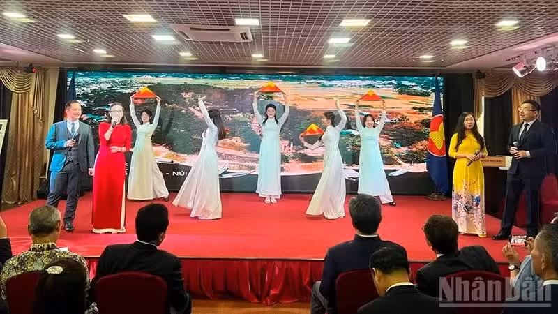 러시아 연방에서 열린 아세안(ASEAN) 창립 56주년 기념 예술 공연. (사진: 투이 반)