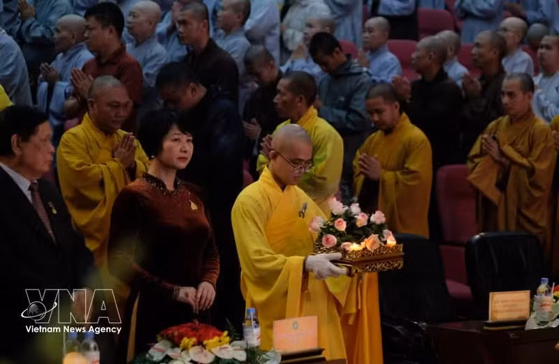 23일 달랏에서 열린 2026년 베삭(Vesak) 기념행사 개막식에서 의식이 진행되는 모습. (사진: VNA)
