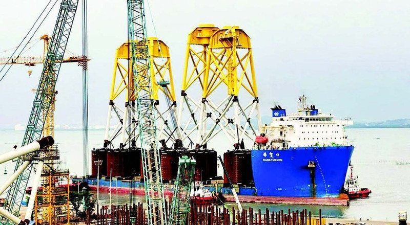 붕따우에 위치한 PTSC 항구에서 해상 풍력 발전기 기초 구조물이 제작되고 있다. (사진: 호앙 안)