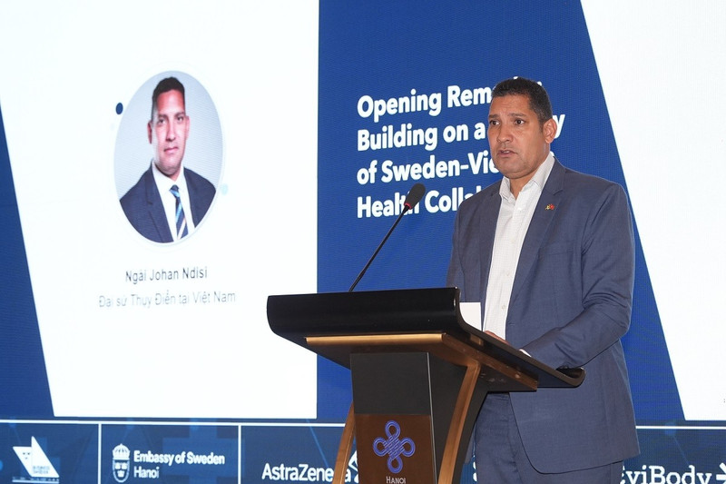 요한 은디시 스웨덴 주베트남 대사가 심포지엄에서 연설하고 있다. (사진: 빅 반)