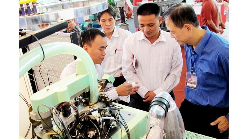 국제 바이어와 투자자들이 베트남을 직접 방문해 현장 조사를 하고, 계약을 체결하며, 파트너를 모색하는 등 분주한 모습을 보이고 있다. 사진: BAC SON
