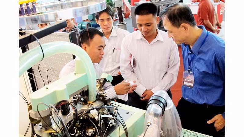 국제 바이어와 투자자들이 베트남을 직접 방문해 현장 조사를 하고, 계약을 체결하며, 파트너를 모색하는 등 분주한 모습을 보이고 있다. 사진: BAC SON