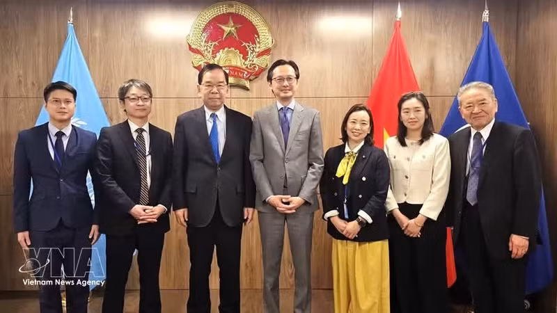 도 훙 비엣 대사(가운데)와 시이 가즈오 일본 공산당 중앙위원회 상임위원장(왼쪽에서 세 번째), 그리고 다른 대표단원들이 단체 사진을 촬영하고 있다. (사진: VNA)