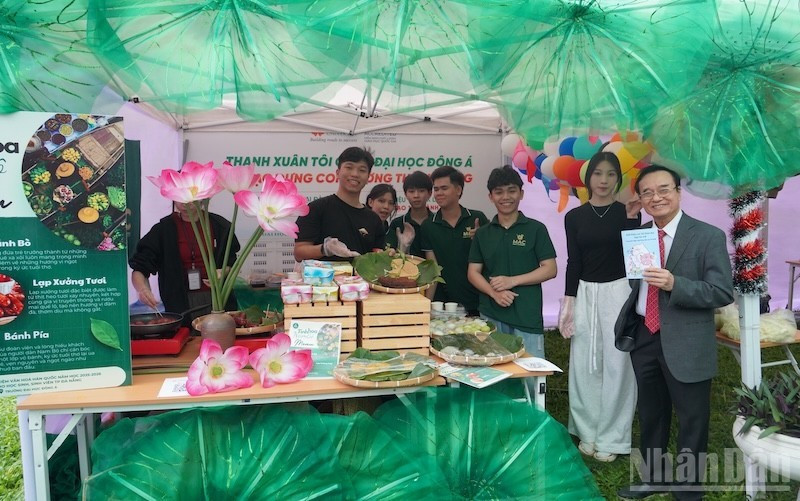 다낭 학생들이 19일 개최된 행사에서 한국 문화 공간을 체험하고 있다. (사진: ANH DAO)