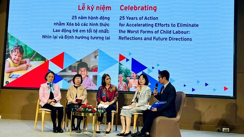 베트남의 ILO 협약 제182호 비준 25주년 기념식에서 토론에 참여한 대표단.