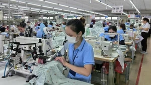 꽝응아이성 화티 의류공장에서 수출용 의류를 생산하는 모습. (사진: 민 코이)