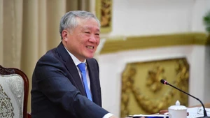 응우옌 호아 빈 상임 부총리가 베트남 국제금융센터(VIFC) 관련 업무 회의에 참석하고 있다. (사진: vnexpress.net)