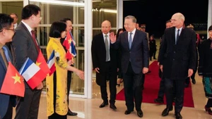 프랑스와 포르투갈 주재 대표기관 관계자들과 현지 베트남 교민들은 제14차 전국당대회의 매우 긍정적인 성공에 기뻐하며, 당의 지도력에 깊은 신뢰를 나타냈다. 이들은 또한 새로운 시대에 국가 발전 목표의 성공적 실현을 위해 적극적으로 기여하겠다는 결의를 다졌다.