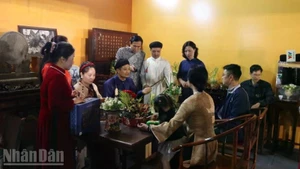 설날 기간 동안 하노이 시민들의 문화 생활을 소개하는 공간에 방문객들이 몰려들고 있다.