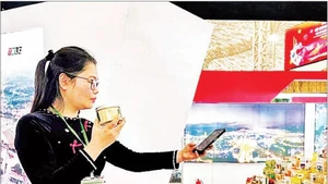 사진 설명: 탁바 호수에서 잡은 생선을 가공해 만든 OCOP 제품이 무역 박람회에서 소개되고 있다. (사진: 민선)