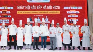 전문 활동과 교류 및 국제 통합에서 수도 하노이의 요식업계를 대표하는 셰프팀.