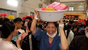 정맥주사 바늘을 착용하고 있어도 '0동(무료) 시장'에서 밝고 행복한 모습을 보이는 환자들.