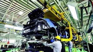 닌투언 방직·염색 유한책임회사에서 최신 기계 시스템을 가동해 방직 및 염색 제품을 생산하고 있다. 이 업체는 카인호아성 뚜언박 면의 주롱산업단지에 위치해 있다. (사진: 응우옌 탄)