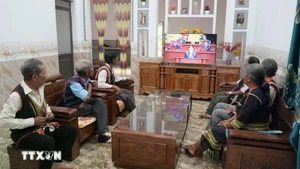 꽝응아이성 이아찜 면 플레이 조 드롭 마을의 원로 등 주민들이 제14차 전국당대회 개회식을 시청하고 있다. (사진: VNA)