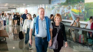 항공 수속 절차를 마치고 탑승을 준비하는 승객들.