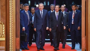 캄보디아 왕국을 국빈 방문한 또럼 베트남 공산당 서기장과 베트남 고위급 대표단들이 만찬장에 들어서고 있다. (사진: 즈엉 지앙/VNA)