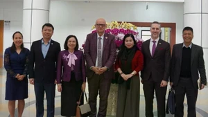 알렉산다르(사샤) 보디로자 박사가 보건부 및 유엔인구기금(UNFPA) 관계자들과 함께 기념사진을 촬영하고 있다. (출처: UNFPA)