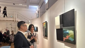 찐 득 하이 프랑스 주재 베트남 대사와 베트남계 프랑스 화가 리엔 팜이 전시회에서 포즈를 취하고 있다. (사진: VNA)