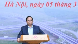 팜 민 찐 총리가 5일 국가 주요 교통 프로젝트를 위한 국가지도위원회 제24차 회의를 주재하고 있다. (사진: Nhandan)