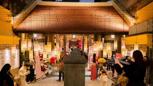 많은 전문 화가들과 어린이들의 참여로 활기를 띠는 ‘전통의 색채’ 미술 전시회장. 