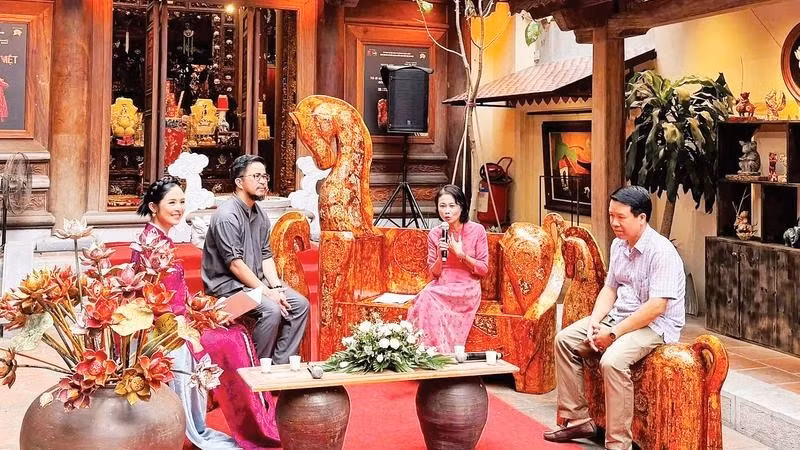 장인들과 문화 전문가들이 하비 공공회관에서 전통 옻칠 공예의 보존과 발전 방안에 대해 논의하고 있다.