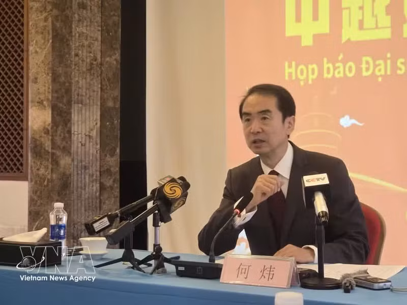 21일 하노이에서 열린 기자회견에서 발언하는 허웨이 주베트남 중국대사. (사진: VNA)