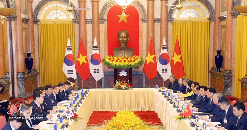 22일 하노이에서 열린 또 럼 베트남 공산당 중앙위원회 서기장 겸 국가주석과 이재명 대한민국 대통령 간의 회담 모습. (사진: VNA)