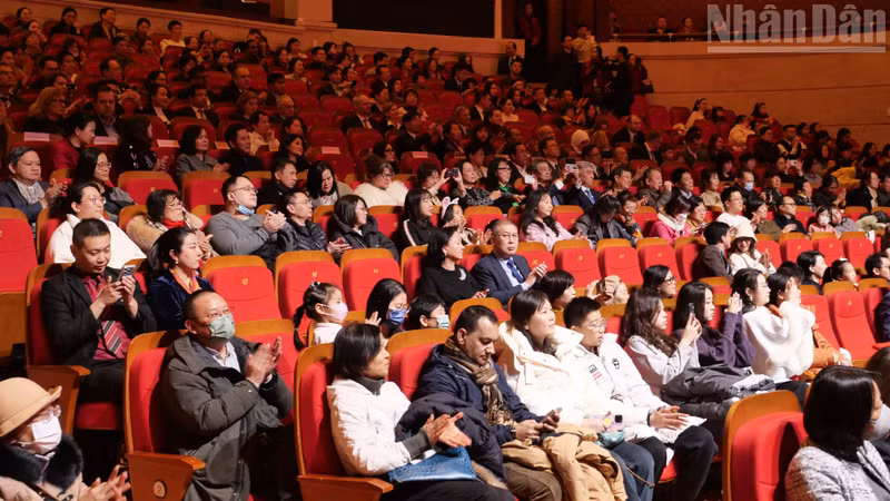 ‘문화의 색채’ 예술 프로그램을 관람하는 많은 관객들.